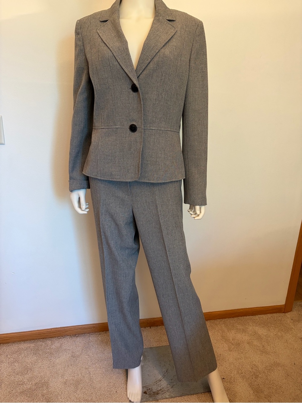 #818 Kasper Beautiful Gray Two-Piece Women's Pant Suit. Excellent Condition